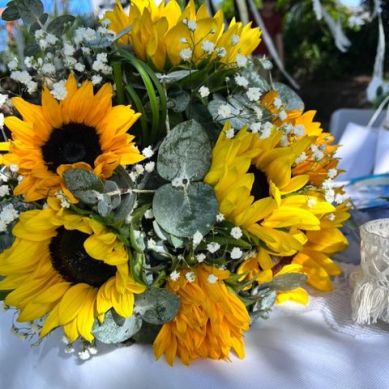 tara-and-brendon-sunflower-bouquet